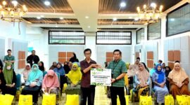 Perwakilan PT Pegadaian Syariah Area Madura menyerahkan bantuan sembako secara simbolis kepada kaum duafa. (DOK. KLIKMADURA)