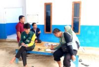 Tim DLH Pamekasan saat melakukan pembinaan di SPPG Potoan Daja, Desa Potoan Daja, Kecamatan Palengaan, Pamekasan beberapa waktu lalu (DLH PAMEKASAN FOR KLIK MADURA).