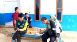 Tim DLH Pamekasan saat melakukan pembinaan di SPPG Potoan Daja, Desa Potoan Daja, Kecamatan Palengaan, Pamekasan beberapa waktu lalu (DLH PAMEKASAN FOR KLIK MADURA).