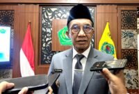 Bupati Pamekasan Dr. KH. Kholilurrahman saat diwawancara sejumlah awak media. (MOH. IQBALUL KHAVEI MZ / KLIKMADURA)