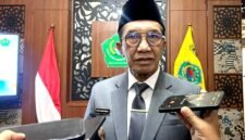 Bupati Pamekasan Dr. KH. Kholilurrahman saat diwawancara sejumlah awak media. (MOH. IQBALUL KHAVEI MZ / KLIKMADURA)