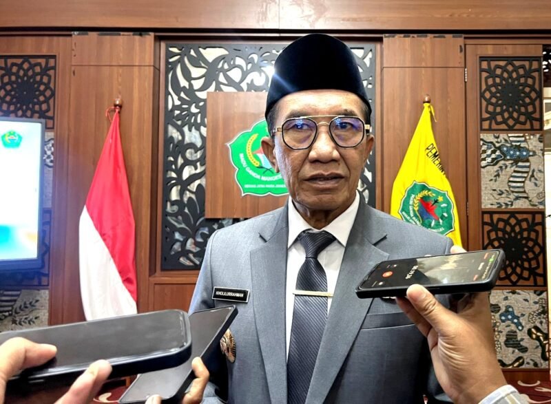 Bupati Pamekasan Dr. KH. Kholilurrahman saat diwawancara sejumlah awak media. (MOH. IQBALUL KHAVEI MZ / KLIKMADURA)