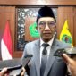 Bupati Pamekasan Dr. KH. Kholilurrahman saat diwawancara sejumlah awak media. (MOH. IQBALUL KHAVEI MZ / KLIKMADURA)