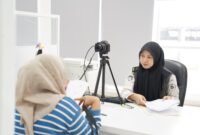 Petugas Imigrasi saat melayani masyarakat mengurus dokumen keimigrasian. (ISTIMEWA)