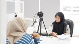 Petugas Imigrasi saat melayani masyarakat mengurus dokumen keimigrasian. (ISTIMEWA)