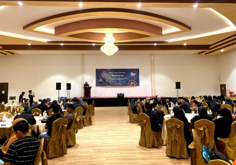 CEO PT. Royal Group H. Muhammad Mukit,. ST,. MT memberikan sambutan saat buka bersama seluruh unit usaha. (YUSRIL RAHMAN SYAKUR / KLIKMADURA)