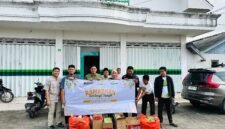 Tim Pegadaian UPS Sepuluh saat bersiap menyalurkan takjil dan paket sahur. (ISTIMEWA)