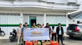 Tim Pegadaian UPS Sepuluh saat bersiap menyalurkan takjil dan paket sahur. (ISTIMEWA)