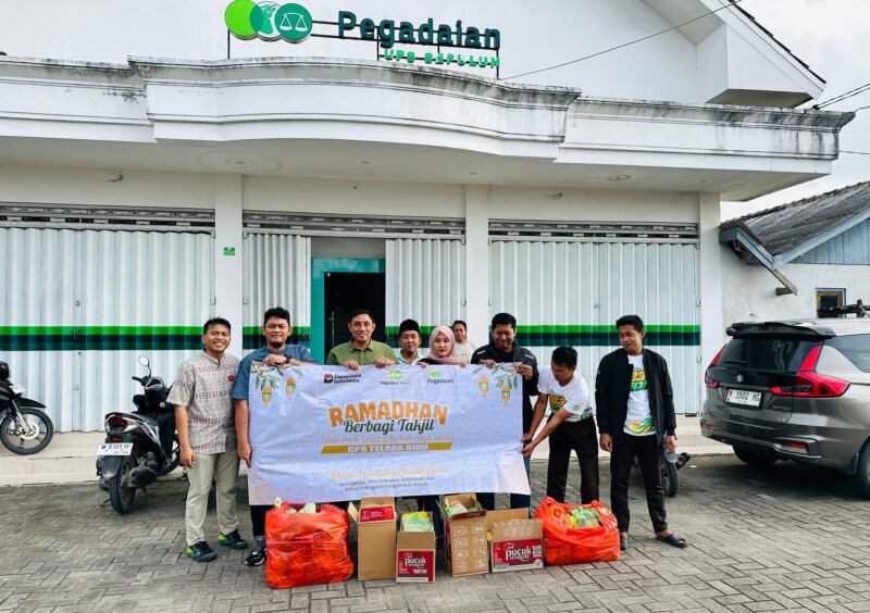 Tim Pegadaian UPS Sepuluh saat bersiap menyalurkan takjil dan paket sahur. (ISTIMEWA)