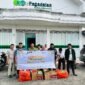 Tim Pegadaian UPS Sepuluh saat bersiap menyalurkan takjil dan paket sahur. (ISTIMEWA)