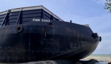 Kapal tongkang RMN 3340 mengangkut batu bara berada di perairan Desa Ketapang Barat, Kecamatan Ketapang, Kabupaten Sampang usai kandar dihantam cuaca ekstrem pada Januari lalu. (PRENGKI WIRANANDA / KLIKMADURA)