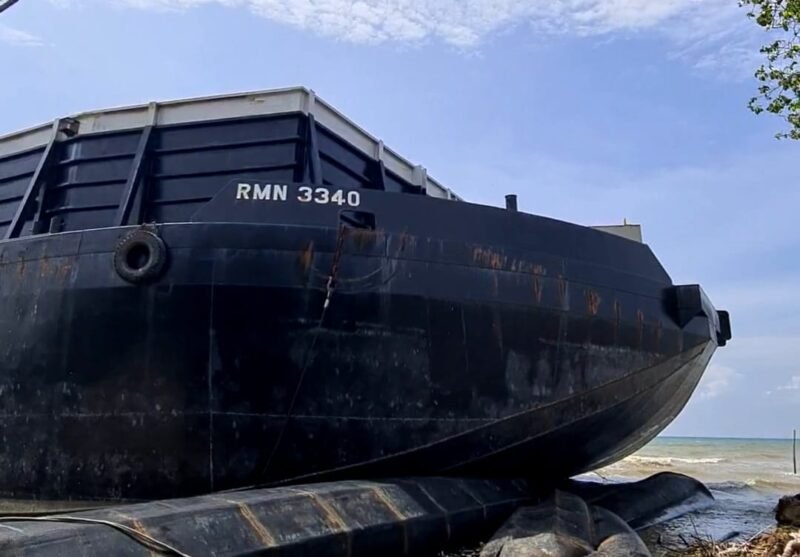Kapal tongkang RMN 3340 mengangkut batu bara berada di perairan Desa Ketapang Barat, Kecamatan Ketapang, Kabupaten Sampang usai kandar dihantam cuaca ekstrem pada Januari lalu. (PRENGKI WIRANANDA / KLIKMADURA)