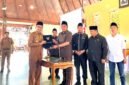 Bupati Pamekasan Dr. KH. Kholilurrahman menyerahkan berkas LKPJ kepada Ketua DPRD Pamekasan, Ali Masykur usia rapat paripurna di Pendopo Agung Ronggosukowati Pamekasan. (MOH. IQBALUL KHAVEI MZ / KLIKMADURA)