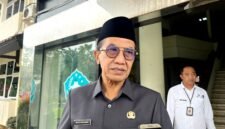 Bupati Pamekasan Dr. KH. Kholilurrahman saat diwawancara awak media beberapa waktu lalu. (MOHAMMAD IQBALUL KHAVEI MZ / KLIKMADURA)