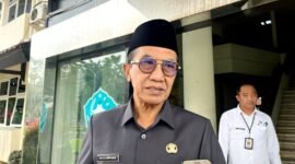 Bupati Pamekasan Dr. KH. Kholilurrahman saat diwawancara awak media beberapa waktu lalu. (MOHAMMAD IQBALUL KHAVEI MZ / KLIKMADURA)
