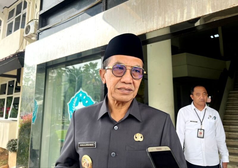 Bupati Pamekasan Dr. KH. Kholilurrahman saat diwawancara awak media beberapa waktu lalu. (MOHAMMAD IQBALUL KHAVEI MZ / KLIKMADURA)