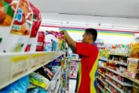 Seorang pekerja toko modern sedang menata barang.  (LAILIYATUN NURIYAH/KLIK MADURA).