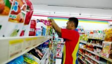 Seorang pekerja toko modern sedang menata barang.  (LAILIYATUN NURIYAH/KLIK MADURA).