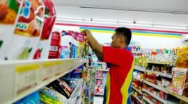 Seorang pekerja toko modern sedang menata barang.  (LAILIYATUN NURIYAH/KLIK MADURA).