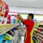 Seorang pekerja toko modern sedang menata barang.  (LAILIYATUN NURIYAH/KLIK MADURA).