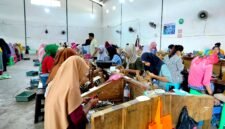 Karyawan CV Ayunda Permata Sejahtera saat memproduksi rokok di gudang induk yang berada di Desa Jarin, Kecamatan Pademawu, Pamekasan. (DOK. KLIKMADURA)