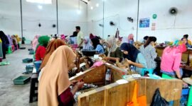 Karyawan CV Ayunda Permata Sejahtera saat memproduksi rokok di gudang induk yang berada di Desa Jarin, Kecamatan Pademawu, Pamekasan. (DOK. KLIKMADURA)