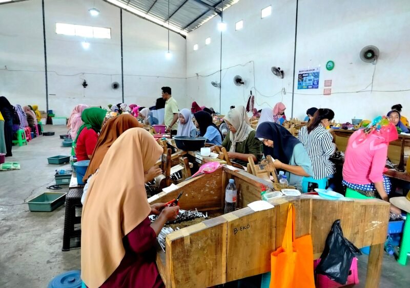 Karyawan CV Ayunda Permata Sejahtera saat memproduksi rokok di gudang induk yang berada di Desa Jarin, Kecamatan Pademawu, Pamekasan. (DOK. KLIKMADURA)
