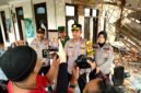 Kapolres Sumenep, Anang Hardiyanto memberikan keterangan pers terkait ledakan yang menyebabkan rumah ambruk di Desa Bantelan, Kecamatan Batu Putih, Kabupaten Sumenep. (ISTIMEWA)