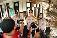 Kapolres Sumenep, Anang Hardiyanto memberikan keterangan pers terkait ledakan yang menyebabkan rumah ambruk di Desa Bantelan, Kecamatan Batu Putih, Kabupaten Sumenep. (ISTIMEWA)