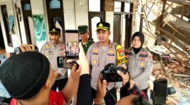 Kapolres Sumenep, Anang Hardiyanto memberikan keterangan pers terkait ledakan yang menyebabkan rumah ambruk di Desa Bantelan, Kecamatan Batu Putih, Kabupaten Sumenep. (ISTIMEWA)