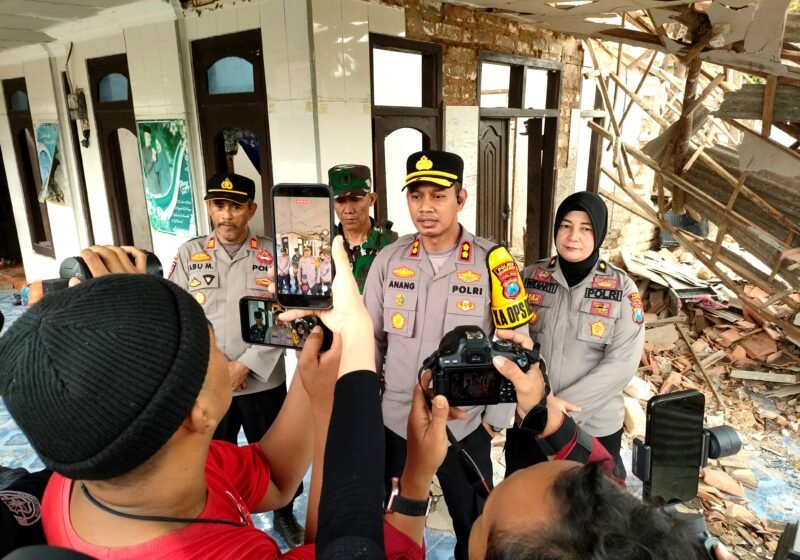 Kapolres Sumenep, Anang Hardiyanto memberikan keterangan pers terkait ledakan yang menyebabkan rumah ambruk di Desa Bantelan, Kecamatan Batu Putih, Kabupaten Sumenep. (ISTIMEWA)