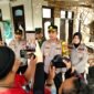 Kapolres Sumenep, Anang Hardiyanto memberikan keterangan pers terkait ledakan yang menyebabkan rumah ambruk di Desa Bantelan, Kecamatan Batu Putih, Kabupaten Sumenep. (ISTIMEWA)