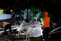 Petugas BPBD Pamekasan mengevakuasi barang-barang milik warga yang tertimpa pohon tumbang. (BPBD PAMEKASAN FOR KLIKMADURA)