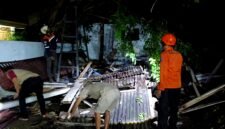 Petugas BPBD Pamekasan mengevakuasi barang-barang milik warga yang tertimpa pohon tumbang. (BPBD PAMEKASAN FOR KLIKMADURA)