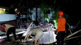 Petugas BPBD Pamekasan mengevakuasi barang-barang milik warga yang tertimpa pohon tumbang. (BPBD PAMEKASAN FOR KLIKMADURA)