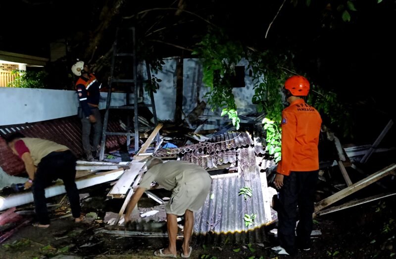 Petugas BPBD Pamekasan mengevakuasi barang-barang milik warga yang tertimpa pohon tumbang. (BPBD PAMEKASAN FOR KLIKMADURA)