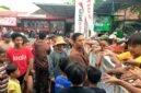 Pegawai Bank Jatim Cabang Pamekasan membagikan takjil gratis kepada ratusan warga. (ISTIMEWA)