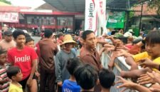 Pegawai Bank Jatim Cabang Pamekasan membagikan takjil gratis kepada ratusan warga. (ISTIMEWA)