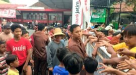 Pegawai Bank Jatim Cabang Pamekasan membagikan takjil gratis kepada ratusan warga. (ISTIMEWA)