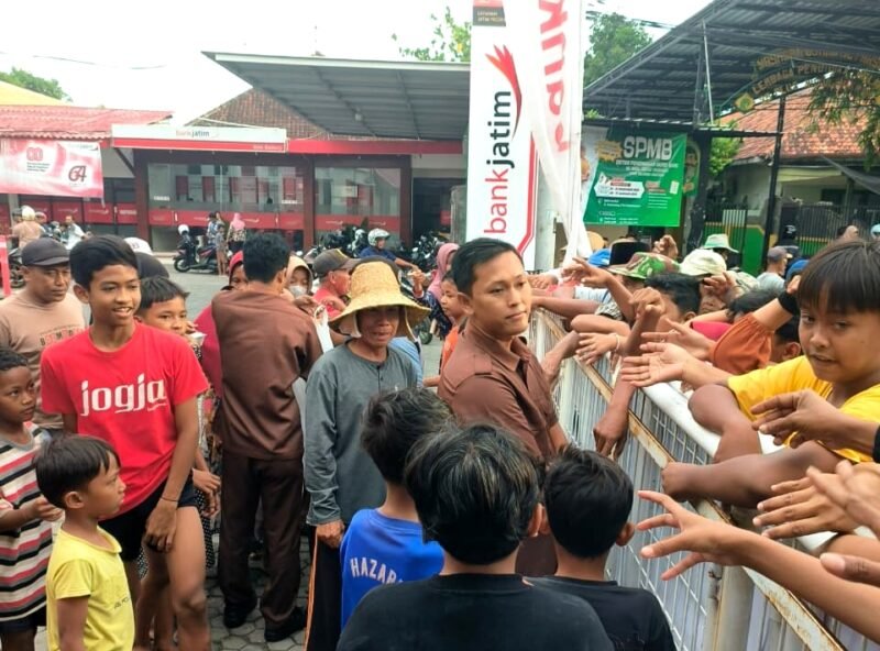 Pegawai Bank Jatim Cabang Pamekasan membagikan takjil gratis kepada ratusan warga. (ISTIMEWA)