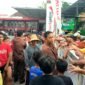 Pegawai Bank Jatim Cabang Pamekasan membagikan takjil gratis kepada ratusan warga. (ISTIMEWA)