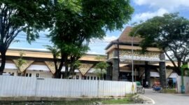 Warga berada di sekitar Pasar Kolpajung yang tampak megah meski masih berpagar seng. (MOHAMMAD IQBALUL KHAVEI MZ / KLIKMADURA)