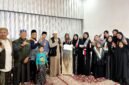 Tim Hijabi Madura menyerahkan donasi untuk Palestina kepada Syeikh Mahmud Al-Shawis. (KLIKMADURA)