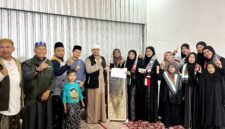 Tim Hijabi Madura menyerahkan donasi untuk Palestina kepada Syeikh Mahmud Al-Shawis. (KLIKMADURA)