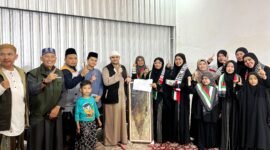 Tim Hijabi Madura menyerahkan donasi untuk Palestina kepada Syeikh Mahmud Al-Shawis. (KLIKMADURA)