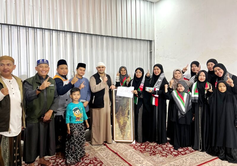 Tim Hijabi Madura menyerahkan donasi untuk Palestina kepada Syeikh Mahmud Al-Shawis. (KLIKMADURA)
