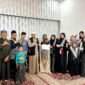 Tim Hijabi Madura menyerahkan donasi untuk Palestina kepada Syeikh Mahmud Al-Shawis. (KLIKMADURA)