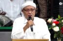 Pengasuh PP LPI Al-Hamidy Banyuanyar, RKH. Muhammad Rofi’i Baidhowi menitiskan air mata saat memanjatkan doa. (ISTIMEWA)
