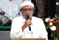 Pengasuh PP LPI Al-Hamidy Banyuanyar, RKH. Muhammad Rofi’i Baidhowi menitiskan air mata saat memanjatkan doa. (ISTIMEWA)