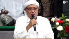 Pengasuh PP LPI Al-Hamidy Banyuanyar, RKH. Muhammad Rofi’i Baidhowi menitiskan air mata saat memanjatkan doa. (ISTIMEWA)
